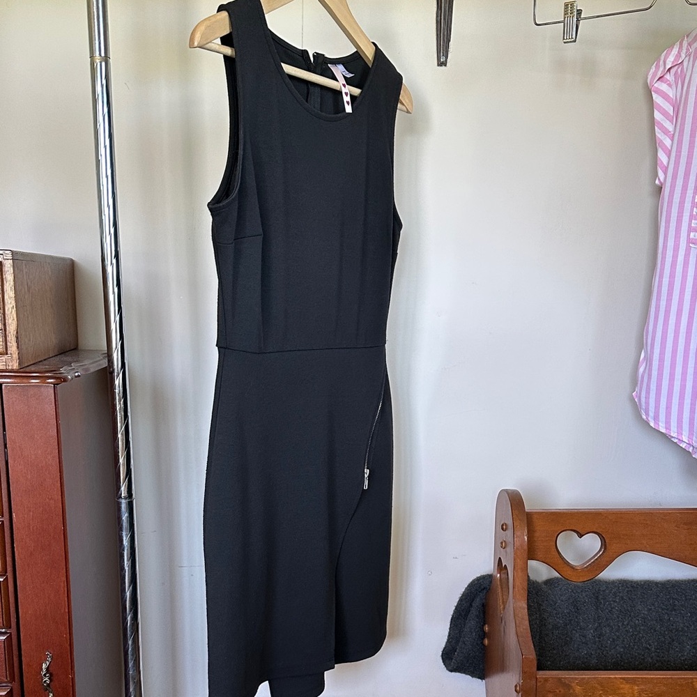 🩷 🩷 🩷 Chic Black Sleeveless Mini Dress Flattering Hip Zipper Vintage Large